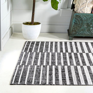 Sukie Modern Offset Stripe Indoor/outdoor Area Rug
